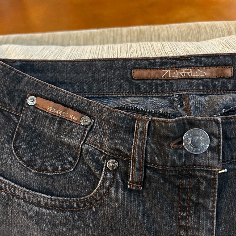 Women's straight leg jeans. - Picture 3 of 6